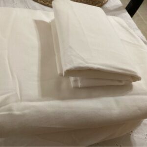 Threshold Queen Lightweight Cream Bedding Sheets.